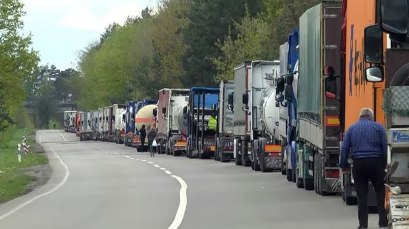 Перевозчики Словакии грозятся снова перекрыть движение грузовиков через границу с Украиной.