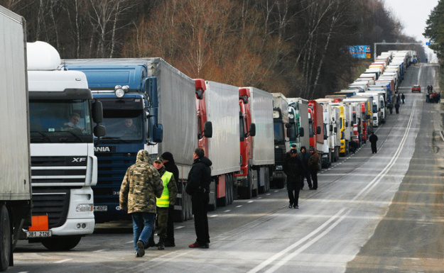 На ранок, 4 грудня, на кордоні з Польщею у черзі стоять 2,5 тис вантажівок.
