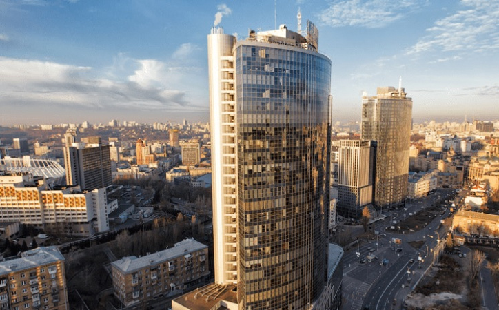 Новим власником столичного бізнес-центру «Парус» стала компанія «Ола Файн», яку контролює бізнесмен Максим Кріппа через інвестиційний фонд «Генезис».