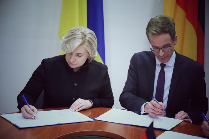 Сегодня, 7 декабря, между правительством Украины и немецким банком KfW подписано соглашение о выделении дополнительных 17 миллионов евро на льготные жилищные кредиты для внутренне перемещенных лиц.