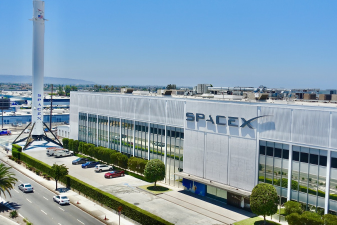 Аэрокосмическая компания американского миллиардера Илона Маска Space Exploration Technologies Corp. (SpaceX) начала обсуждение продажи акций инсайдерам по стоимости $95 за штуку.