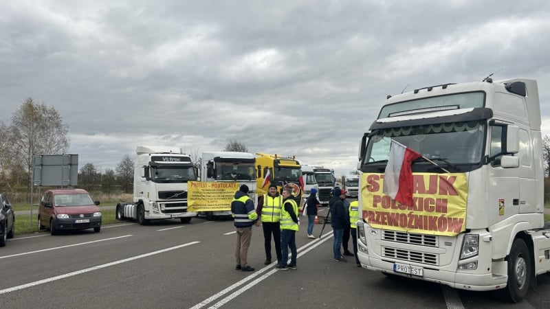 Уже больше месяца польские перевозчики блокируют границу.