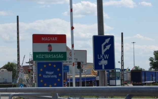 Далекобійники з Угорщини вирішили приєднатися до колег з Польщі, які вже місяць блокують рух вантажівок на кордоні з Україною.