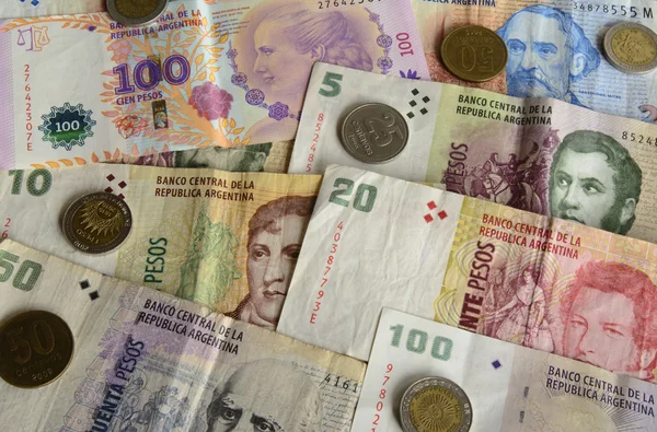 Власти Аргентины девальвируют официальный курс песо более чем в два раза — до 800 за $1, тогда как до девальвации за $1 по официальному курсу давали около 365 песо.