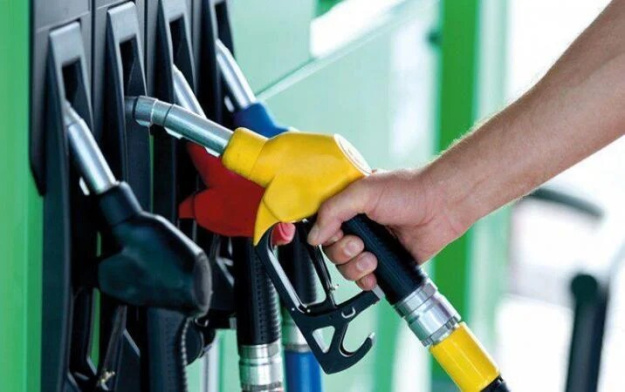 Великі мережі АЗС продовжують знижувати ціни на бензин та дизпаливо.
