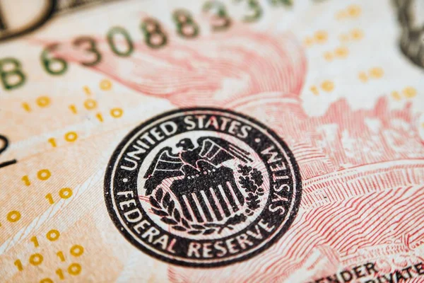 ФРС повысила прогноз роста экономики США на 2023 год до 2,6% с ожидавшихся в сентябре 2,1%, ухудшив при этом прогноз на 2024 год — до 1,4% с 1,5%.► Читайте «Минфин» в Instagram: главные новости об инвестициях и финансахПрогноз ФРСОжидания Федрезерва в отношении инфляции на текущий год пересмотрены до 2,8% с 3,3%, на следующий — до 2,4% с 2,5%.