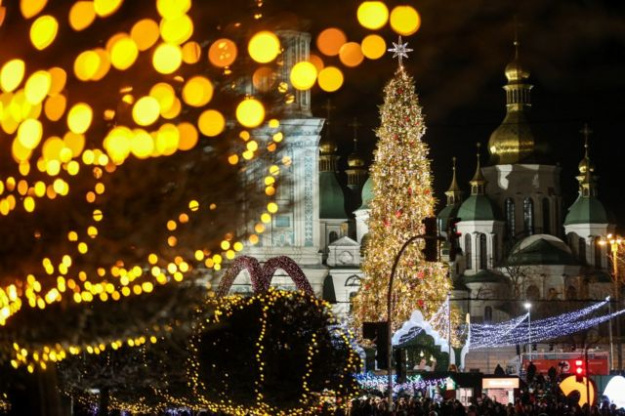 Через війну в Україні не буде вихідних на Різдво й Новий рік, але приватні компанії можуть самостійно вирішувати як їм працювати.
