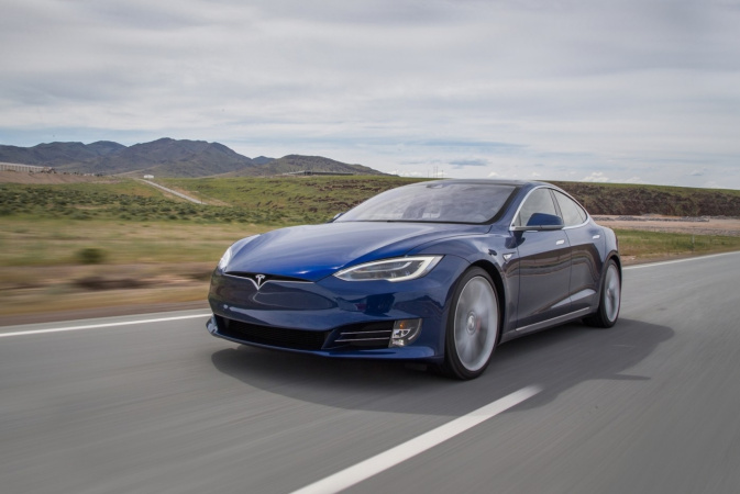Виробник електрокарів компанія Tesla відкликає понад 120 тис Model S і X у США через проблему, яка може призвести до того, що під час аварії незамкнені двері відчиняться.