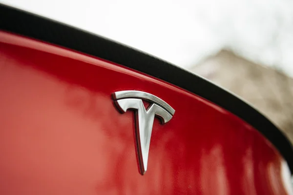 Провідний виробник електромобілів Tesla повідомив про рекордний обсяг поставок в останньому кварталі 2022 року, хоча він виявився меншим, ніж очікували аналітики.