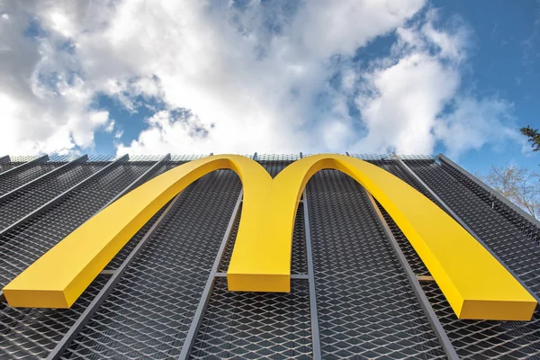 Американська мережа ресторанів швидкого харчування McDonaldʼs збирається піти з Казахстану.