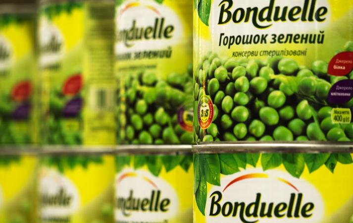 Крупнейшие торговые сети Украины, в частности АТБ, Varus, Novus, Auchan, объявили бойкот продукции Bonduelle из-за информации о том, что российское подразделение этой фирмы обеспечивает продуктами российских военных.