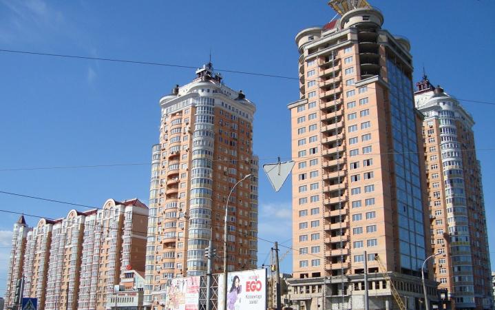 Средняя плата за месячную аренду 1-комнатной квартиры за 2022 год по Украине выросла на 32,7% с 4294 до 5699 грн.