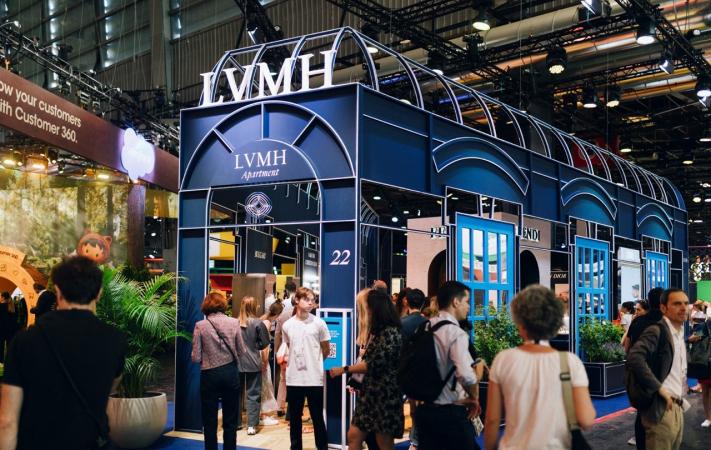 Акції Louis Vuitton Moët Hennessy (LVMH) піднялися до нового рекордного максимуму у вівторок, у результаті чого ринкова капіталізація LVMH вперше досягла 400 млрд євро, що закріпило її статус в якості найдорожчої компанії Європи.