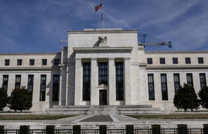 Чиновники Федеральной системы США заявили, что будут продолжать повышение процентных ставок.
