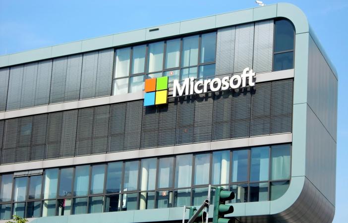 Корпорація Microsoft заявила, у роботі сервісів, включаючи месенджер Teams та електронну пошту Outlook, стався глобальний збій.