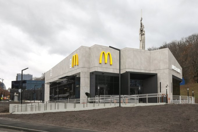 McDonald's 31 грудня відкрила новий ресторан у Києві на бульварі Миколи Міхновського, 33А на транспортній розв'язці біля мосту Патона.
