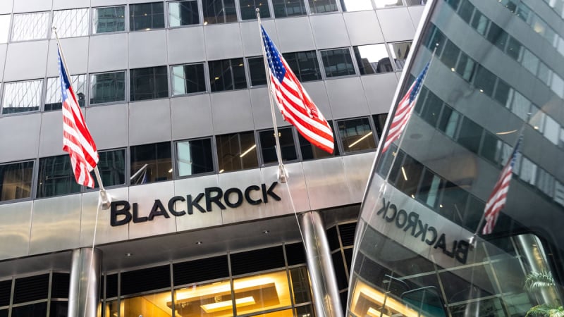 Компания BlackRock сократит штат на около 3% на фоне возможного одобрения заявки на спотовый биткоин-ETF Комиссией по ценным бумагам и биржам США.
