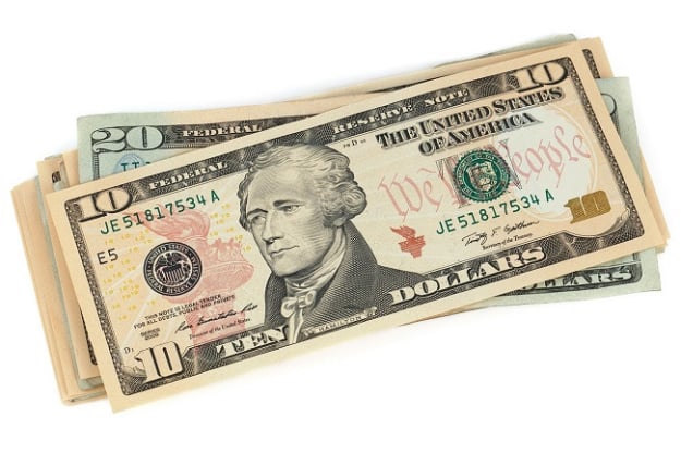 К закрытию межбанка курс доллара уменьшился на 12 копеек в покупке и на 11 в продаже.