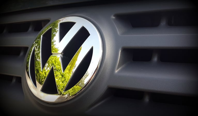 Немецкий автопроизводитель Volkswagen объявил о планах добавить поддержку чат-бота ChatGPT на основе искусственного интеллекта в свои автомобили, оснащенные голосовым помощником IDA.