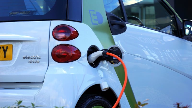 Світові продажі повністю електричних і гібридних автомобілів (PHEV) зросли на 31% у 2023 році порівняно з 60% зростанням у 2022 році.