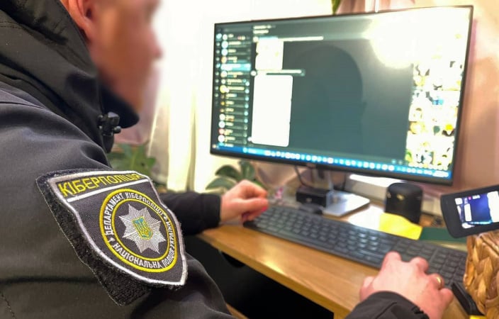 Українські правоохоронці пільно з колегами з Європолу у ході міжнародної поліцейської операції викрили хакера, який завдав іноземній компанії $2 млн збитків.