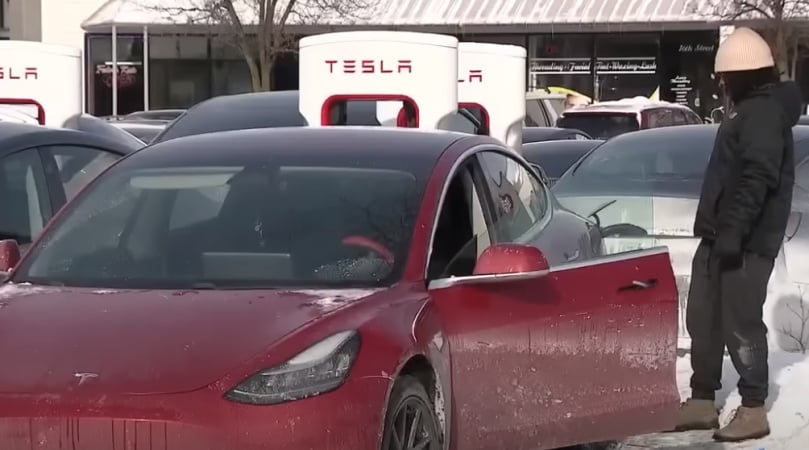 В Чикаго, США, на фоне аномально низких температур не работают зарядные станции для электромобилей Tesla.