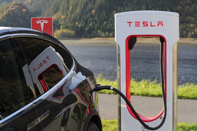 Tesla сообщила поставщикам, что хочет начать производство нового электромобиля для массового рынка под кодовым названием Redwood в середине 2025 года.