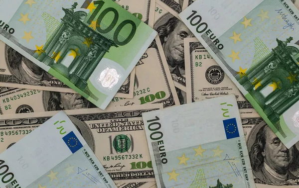 Українці за кордоном щодня витрачають із банківських карток по $35 млн.