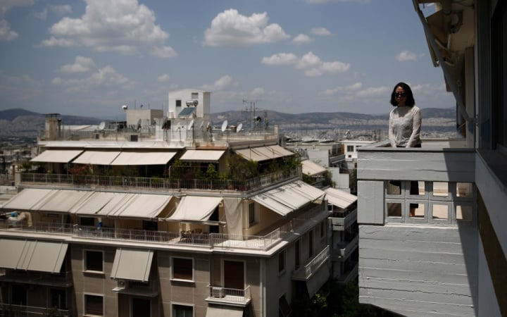 Правительство Греции в ближайшее время повысит порог в 250 тысяч евро для инвестиций в недвижимость с целью получения пятилетнего вида на жительство, известного как «золотая виза».