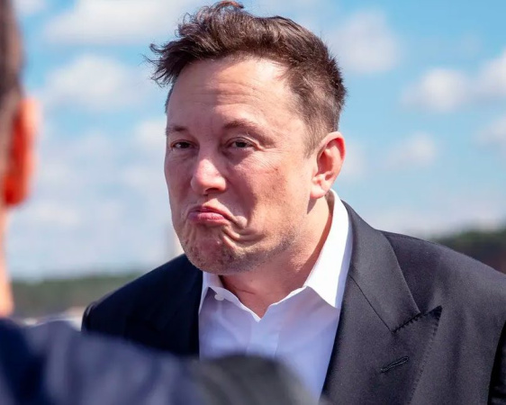 Акции Tesla упали после того, как суд в США решил отменить бонусное вознаграждение для основателя и генерального директора компании Илона Маска на общую сумму $56 млрд, передает CNBC.