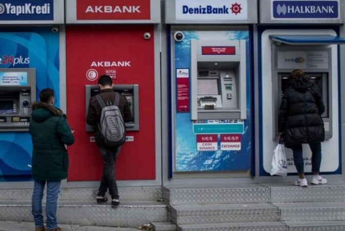 Турецькі банки почали закривати рахунки російських компаній та ускладнили видачу карток росіянам.