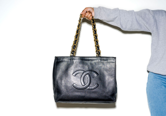 Поколение Z предпочитает покупку предметов роскоши, таких как винтажные сумки Chanel, вместо сбережения для долгосрочных целей, например, приобретение собственного жилья.