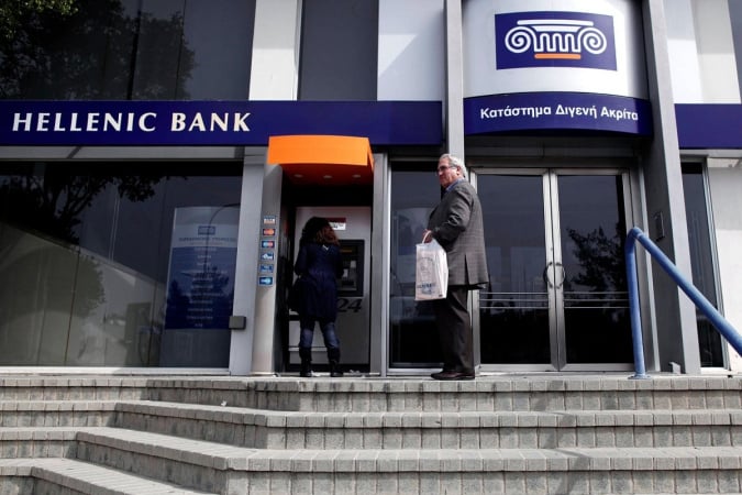 Кіпрський банк Hellenic слідом за Bank of Cyprus почав закривати рахунки громадянам росії, а також їхнім операційним компаніям.