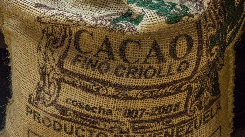 Ціни на какао на товарному ринку в Нью-Йорку в четвер, 8 лютого, досягли нового історичного максимуму в $5 874 за тонну, оскільки суха погода завдає шкоди врожаю в Західній Африці.