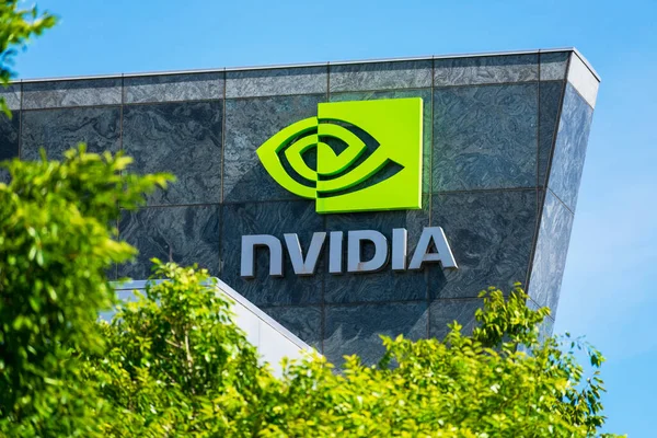 Компанія Nvidia ненадовго випередила Amazon.com за ринковою капіталізацією у понеділок, 12 лютого, пише Reuters. ► Підписуйтесь на телеграм-канал «Мінфіну»: головні фінансові новиниЯк змінилася вартістьПри рекордно високому рівні $734,96 ринкова вартість Nvidia склала $1,82 трлн у порівнянні з $1,81 трлн у роздрібного гіганта Amazon.com.
