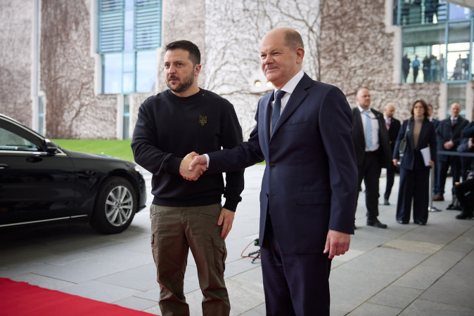 Владимир Зеленский подписал с канцлером Германии Олафом Шольцем соглашение о безопасности, предусматривающее дальнейшую поддержку в борьбе с россией сейчас и в будущем.