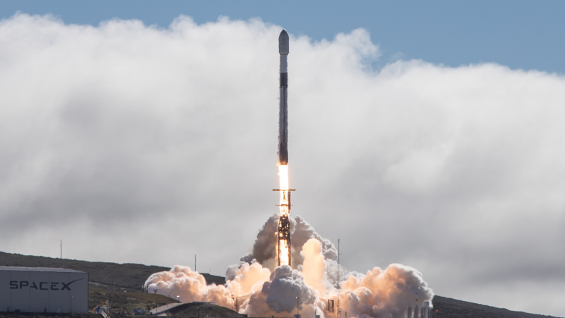 Компания SpaceX ракетой Falcon 9 вывела на орбиту новую партию из 22 интернет-спутников Starlink.