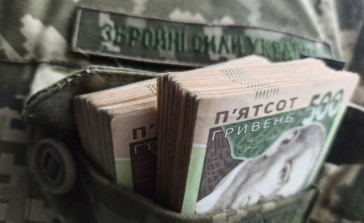 Президент Украины Владимир Зеленский предложил повысить зарплату находящимся на передовой уже два года военным до 200 000 грн.