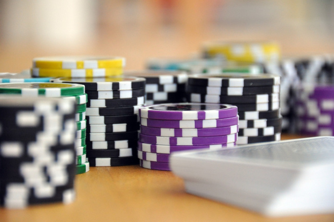 Количество лудоманов — людей, которым ограничен доступ к игорным заведениям и участие в азартных играх — растет из года в год.