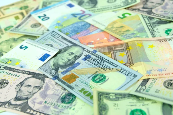 Обсяг готівкової іноземної валюти, яку банки ввезли до України у січні 2024 року, становив $1,864 млрд.