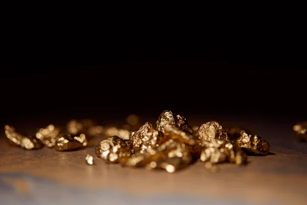 Стоимость апрельского контракта на золото на Чикагской товарной бирже (CME) 4 марта выросла на 0,30% — до $2101,9 за унцию.