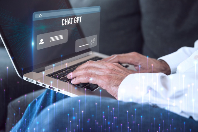 Компанія OpenAI додала для своєї моделі штучного інтелекту ChatGPT голосову функцію «Читання вголос» (Read Aloud), яка дозволяє користувачам прослуховувати відповіді ChatGPT вголос, вибравши один із п'яти голосів.