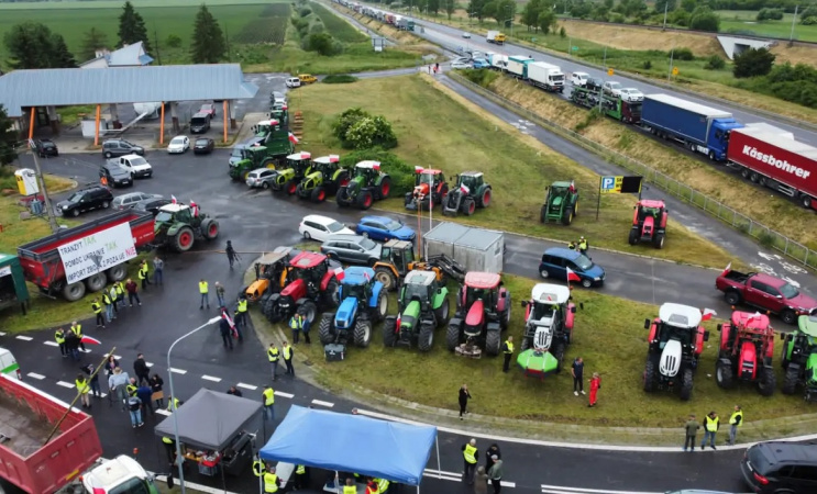 На следующей неделе Еврокомиссия представит новые законодательные предложения по удовлетворению требований протестующих фермеров.