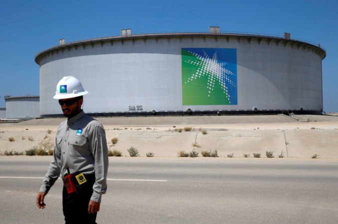 Прибыль саудовского нефтяного гиганта Aramco по итогам года упала на 25%.