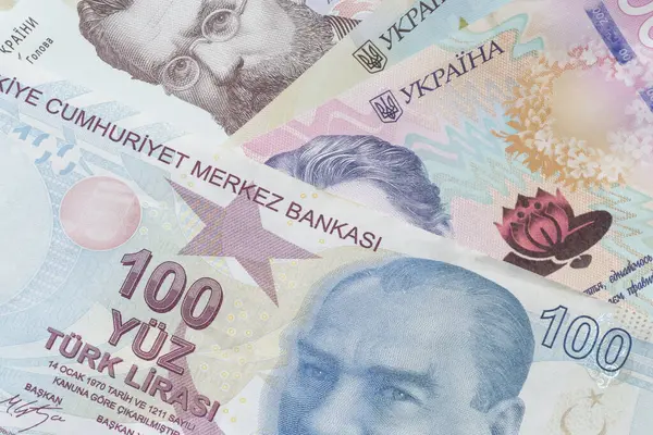 Турецкая лира вновь обновила исторический минимум по отношению к американскому доллару.