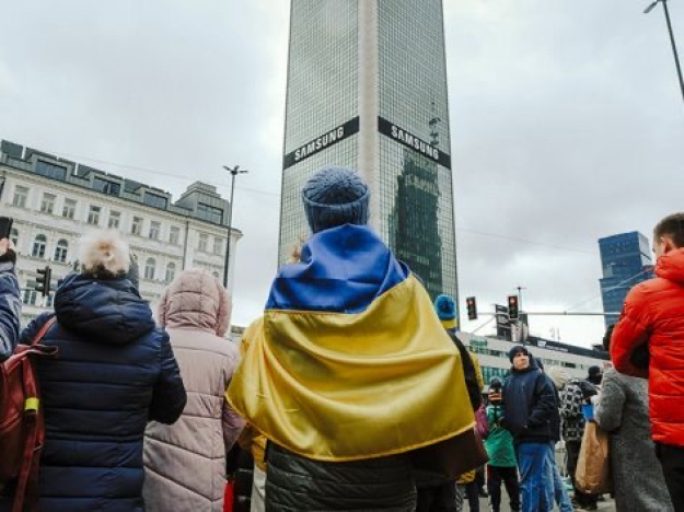 Доля украинцев, выехавших в Европу из-за войны и планирующих или надеющихся вернуться в Украину в будущем, уменьшилась до 65% в 2023 году с 77% в 2022 году.