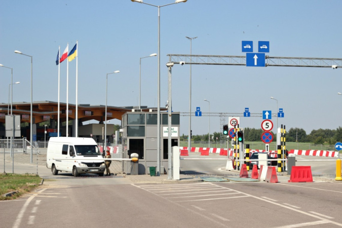 Движение грузовых автотранспортных средств в сторону Польши осуществляется только на пункте пропуска «Краковец», в то же время еще пять пунктов пропуска остаются заблокированными.