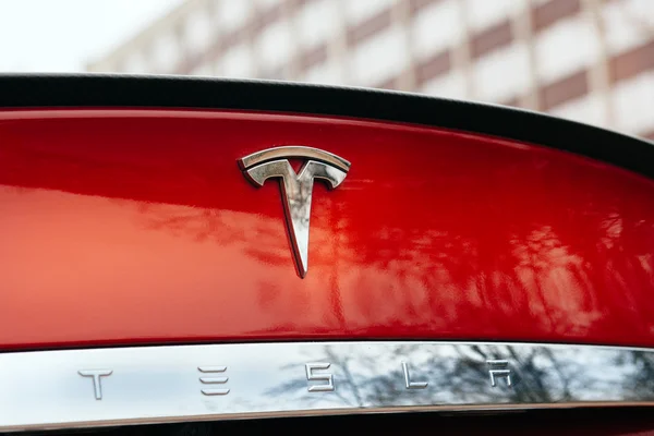 Котирування акцій Tesla продовжують знижуватися, внаслідок чого виробник електромобілів відкотився на 12-ту сходинку в списку лідерів за капіталізацією у США.