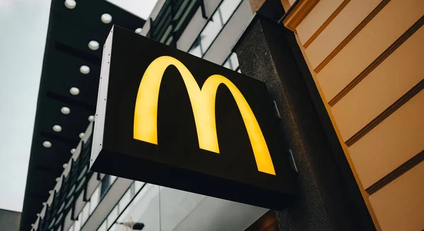 Виторг мережі ресторанів швидкого харчування McDonald’s в Україні за підсумками 2023 року зріс до 12,9 млрд грн, а прибуток сягнув 1,2 млрд грн.