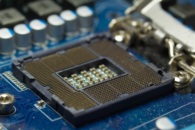 Американская компания Intel планирует потратить $100 млрд в четырех штатах США на строительство и расширение заводов, которые будут заниматься производством микрочипов для искусственного интеллекта (ИИ).